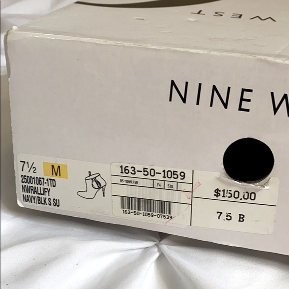 Nine West booties, size 7.5, navy blue, brand new - Picture 3 of 3